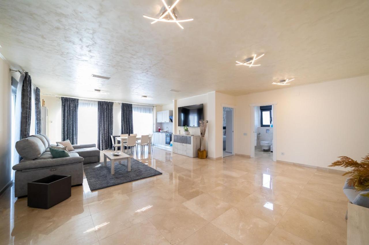 Exclusive City, Beach & Golf Villa *