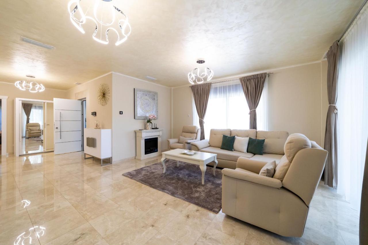 Exclusive City, Beach & Golf Villa