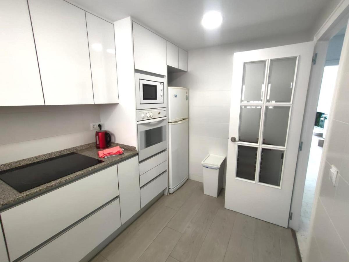 Apartamento Very Lightful Apartment. Incredible Sea Views. Big Terrace, Swimming Pool. Ac. Very Close To Center. *