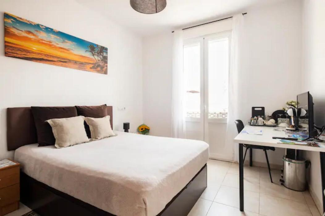 With Private Bathroom And Balcony Nearby The Mercado Central, Center And Beach *
