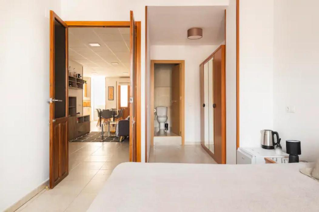Apartment With Private Bathroom And Balcony Nearby The Mercado Central, Center And
