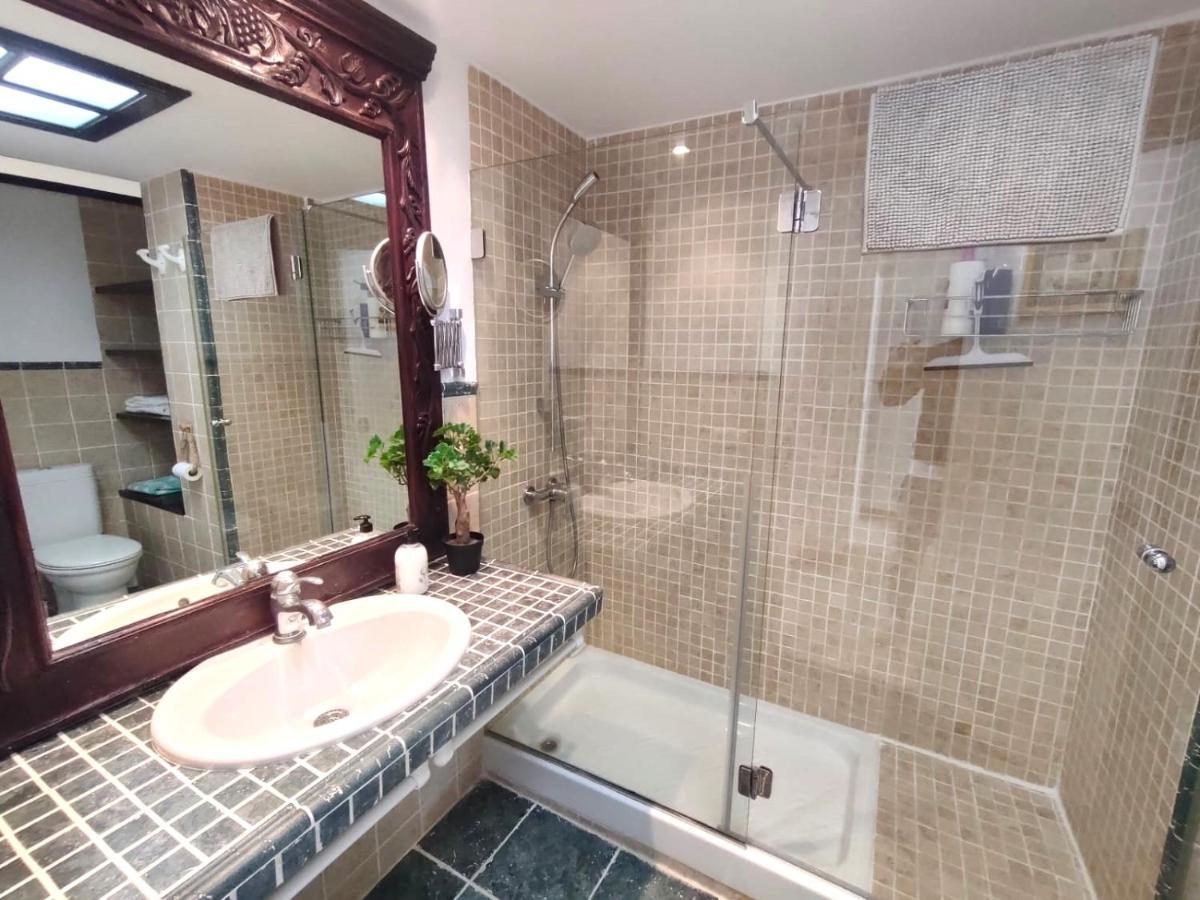 Seaside Serenity: Bright With Pool And Proximity *