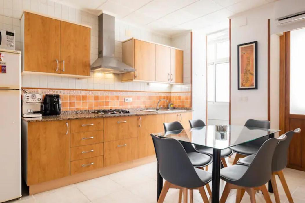 With Private Bathroom And Balcony Nearby The Mercado Central, Center And Beach *