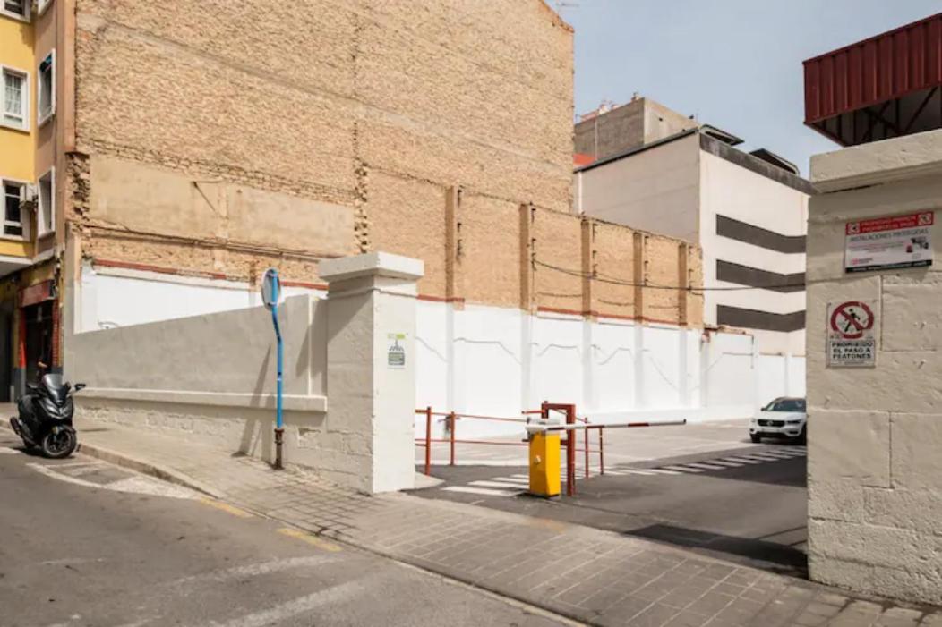 With Private Bathroom And Balcony Nearby The Mercado Central, Center And Beach
