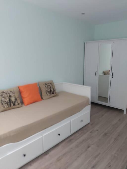 Modern Flat At Garbinet With Wifi