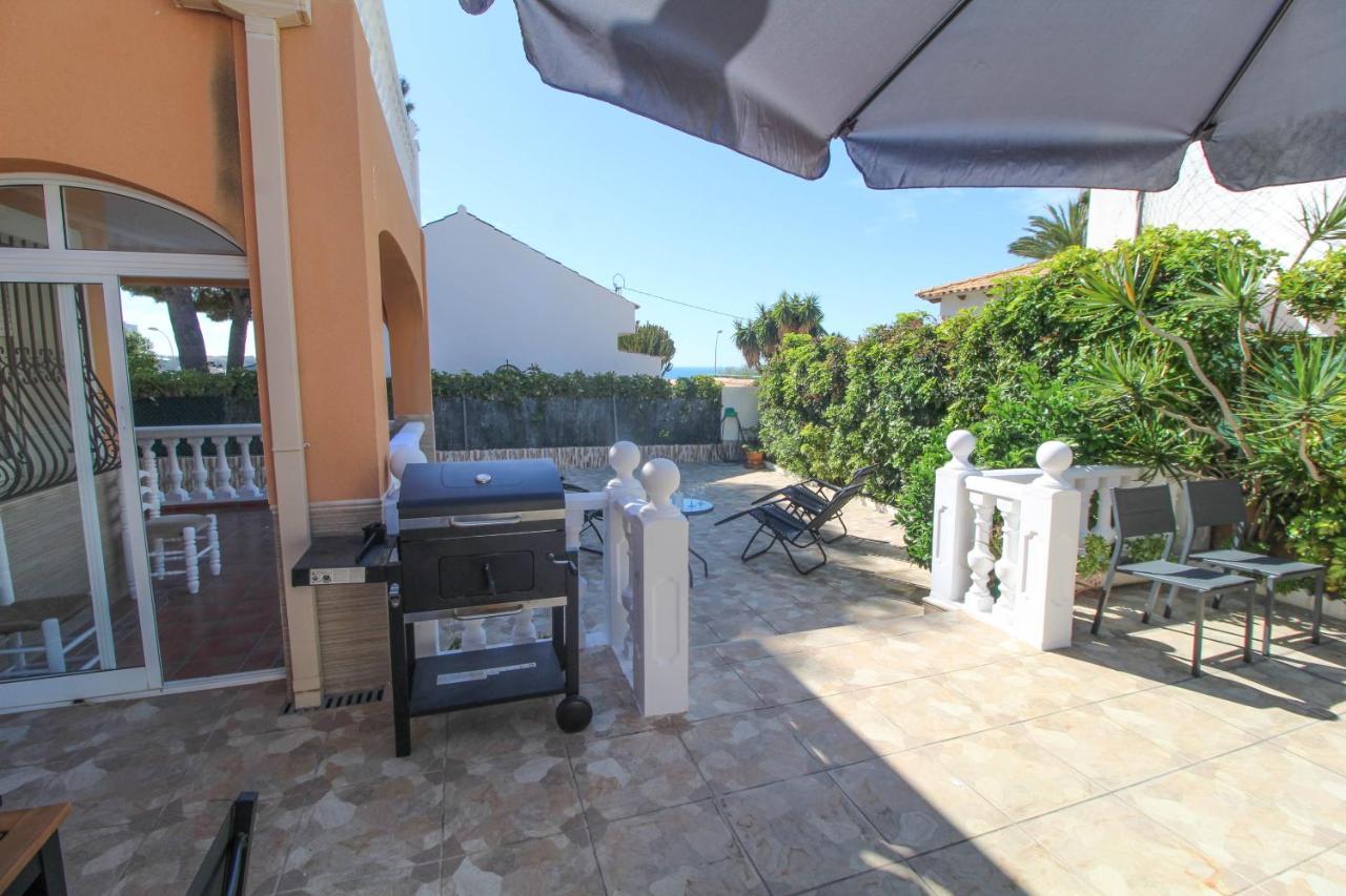 Beachside Villa: Mediterranean Retreat Near Huvilat Alicante