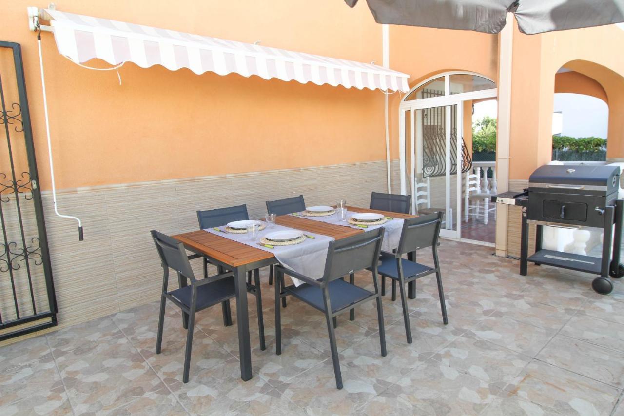 Beachside Villa: Mediterranean Retreat Near * Alicante