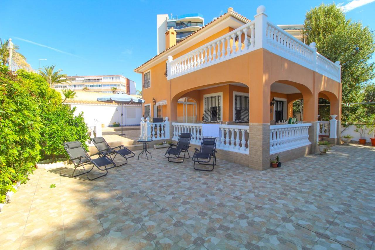Beachside Villa: Mediterranean Retreat Near Huvilat Alicante