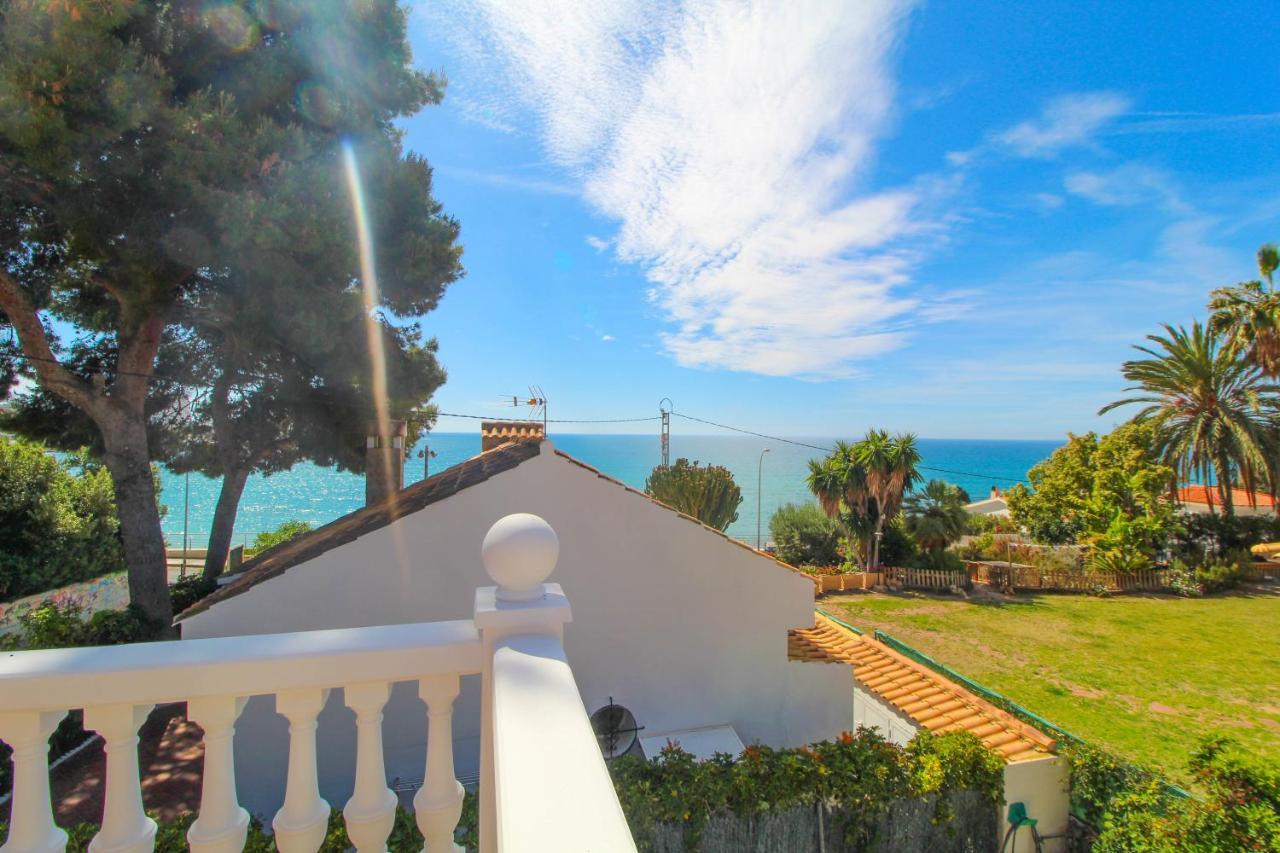 Beachside Villa: Mediterranean Retreat Near Huvilat *