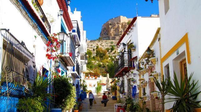 Seaside Serenity: Bright With Pool And Proximity Alicante