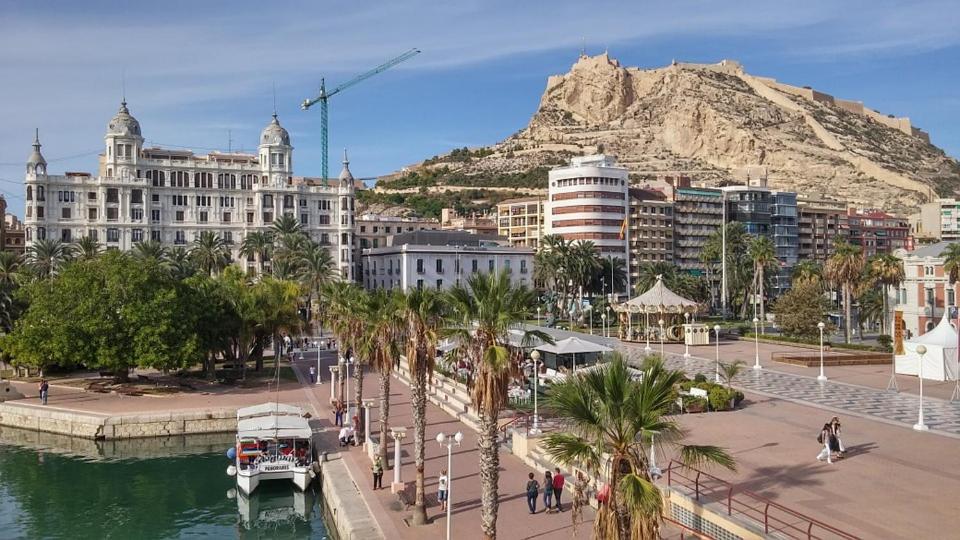 Seaside Serenity: Bright With Pool And Proximity Alicante