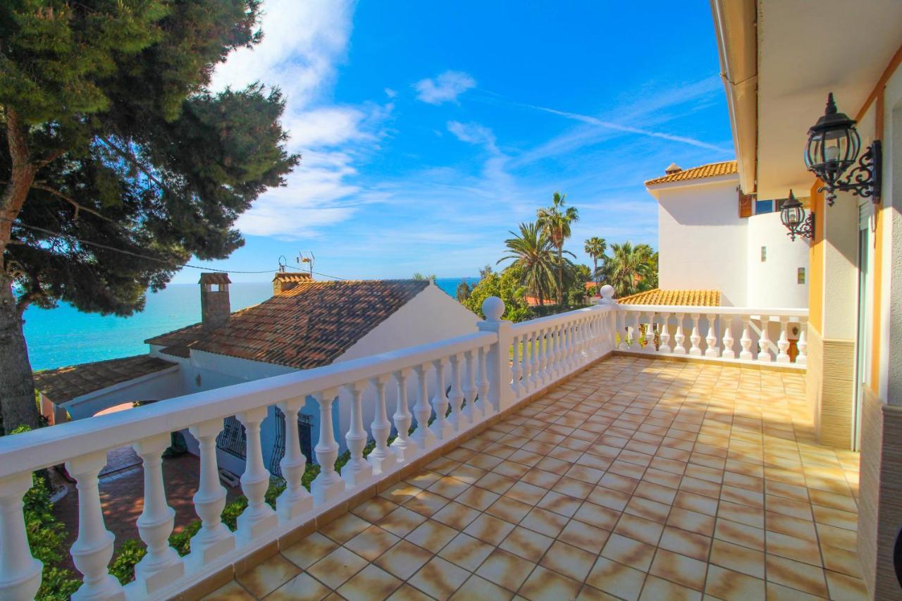Beachside Villa: Mediterranean Retreat Near *