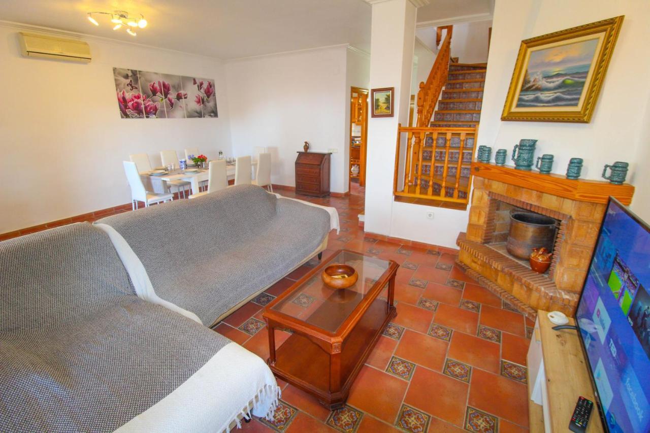 Beachside Villa: Mediterranean Retreat Near Huvilat