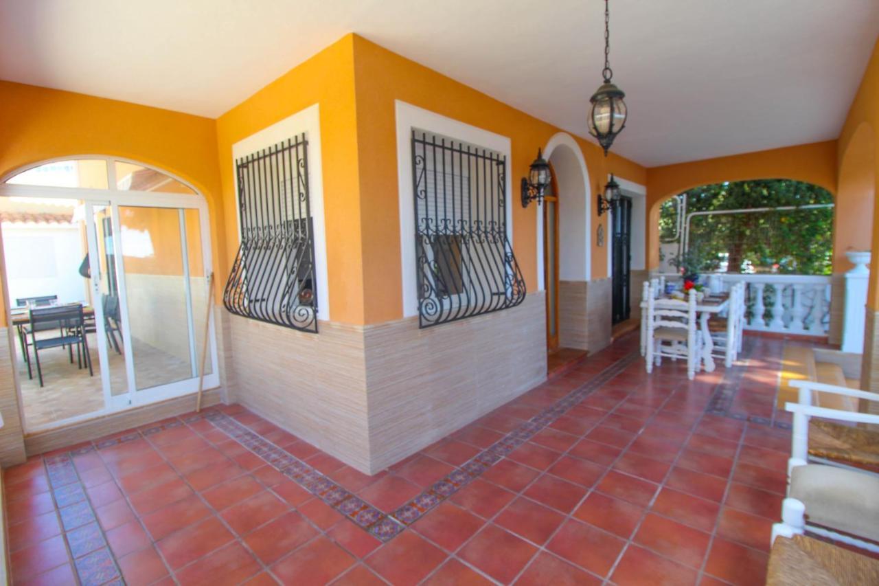 Beachside Villa: Mediterranean Retreat Near * Alicante