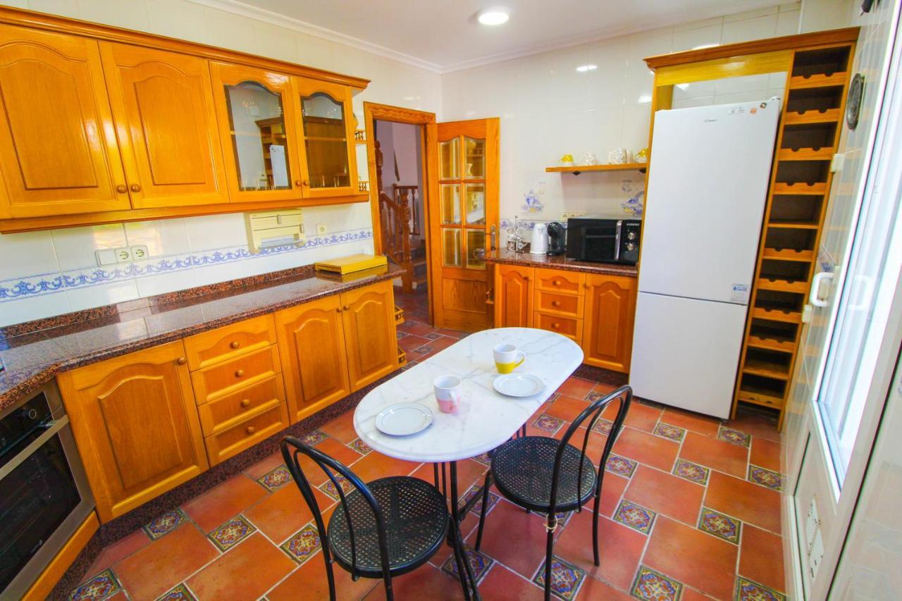 Beachside Villa: Mediterranean Retreat Near Huvilat Alicante