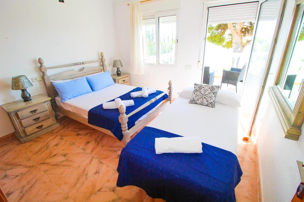 Beachside Villa: Mediterranean Retreat Near Huvilat Alicante
