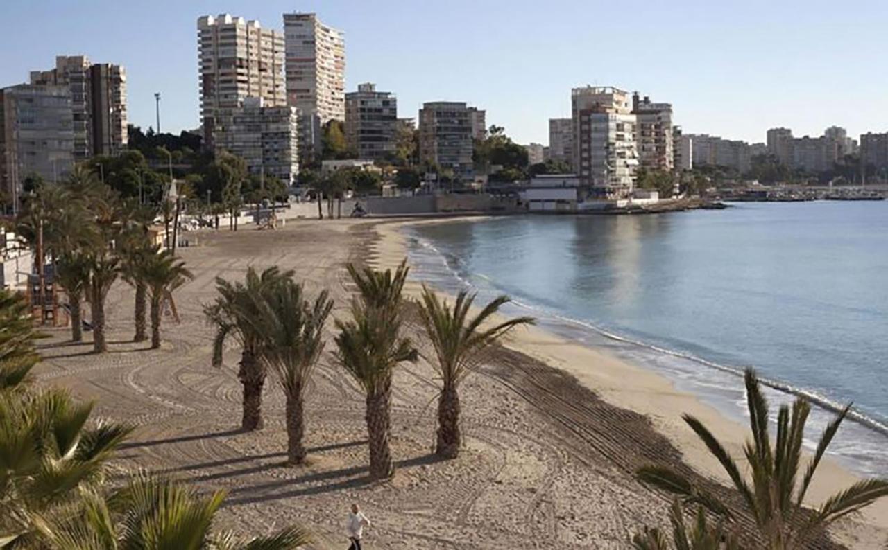 Beachside Villa: Mediterranean Retreat Near * Alicante