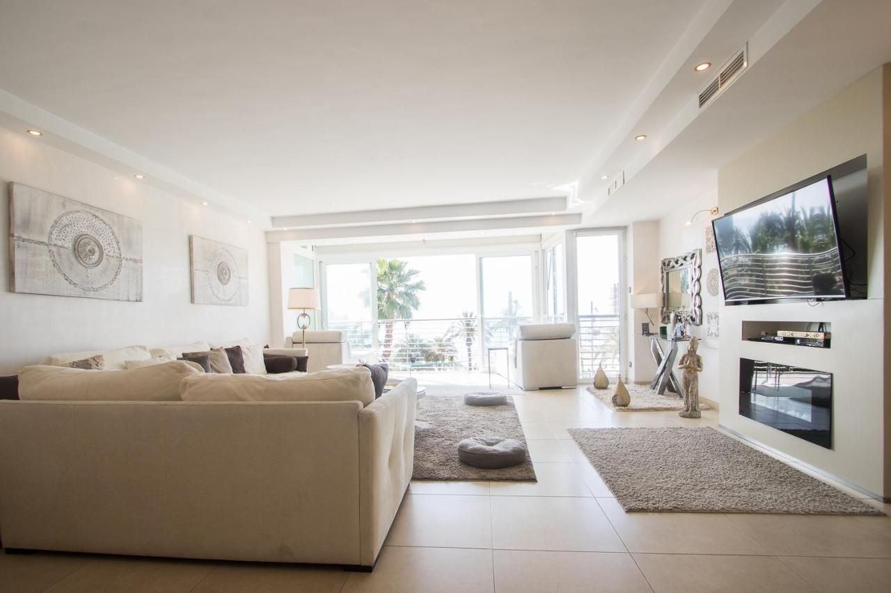 First Line Luxury Apartment *