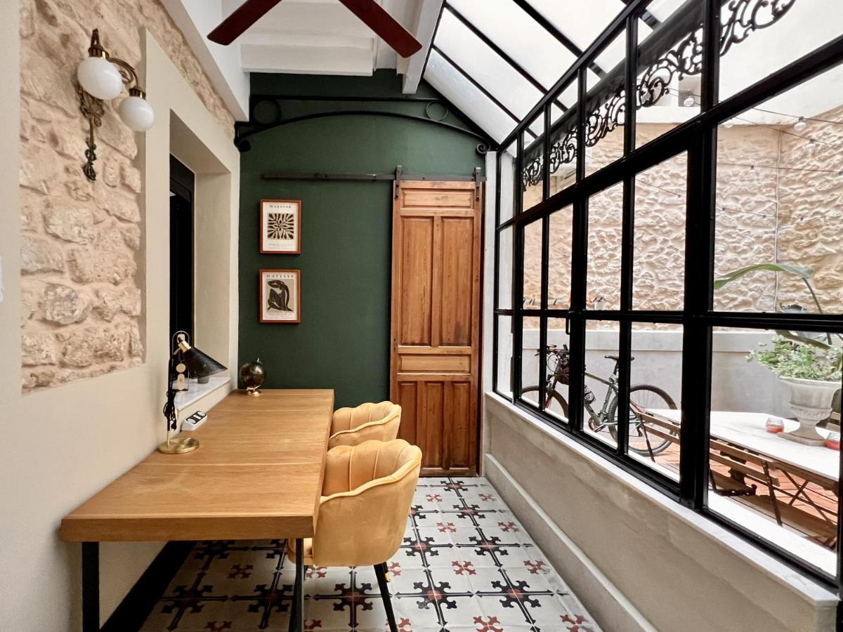 A Charming Stand And Flat In Alicante
