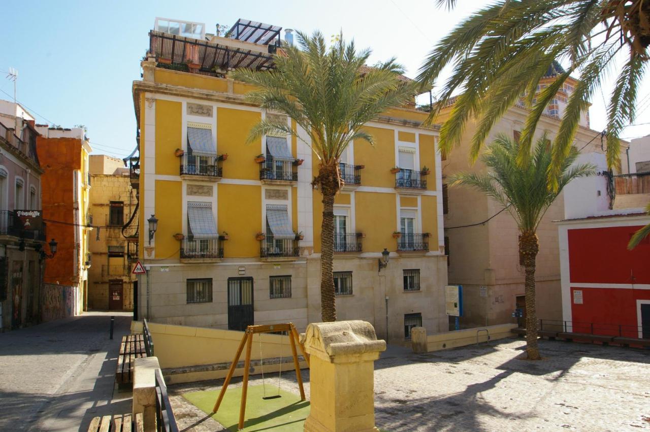 Edificio Amarillo En El Barrio Huoneisto *