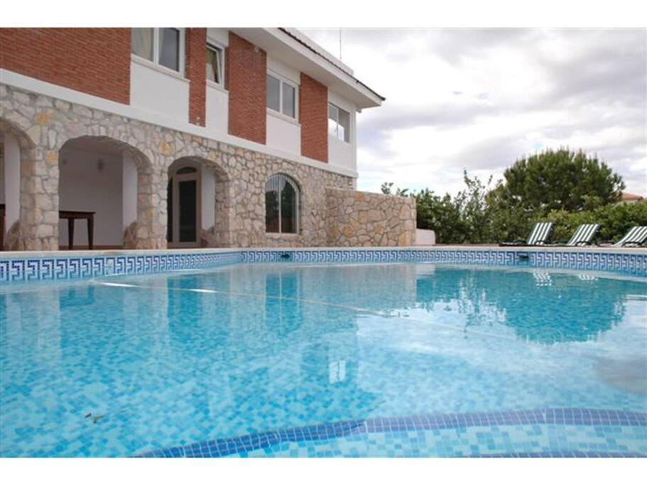 Manolita In The Area Of Busot With 5 Bedrooms And Large Private Swimming Pool! Alicante