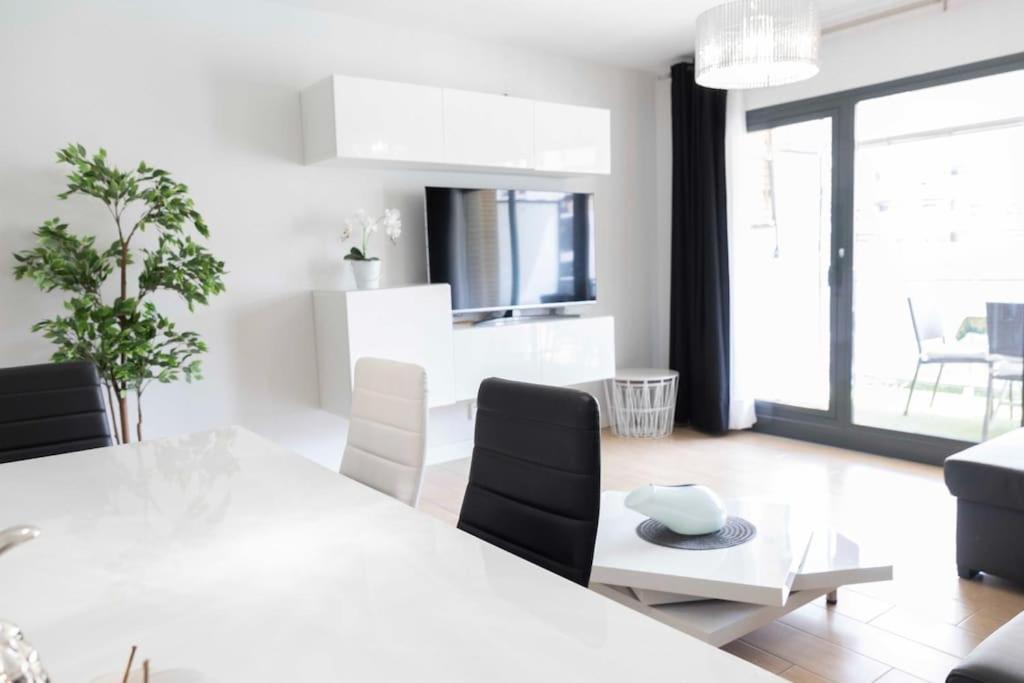Modern Apartment, Pool & Air Con, San Juan Playa Alicante