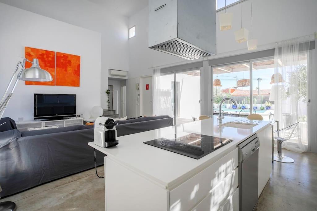 Paloma With Private Pool, Located 350m To The Sea And Tram Station! Casa de férias