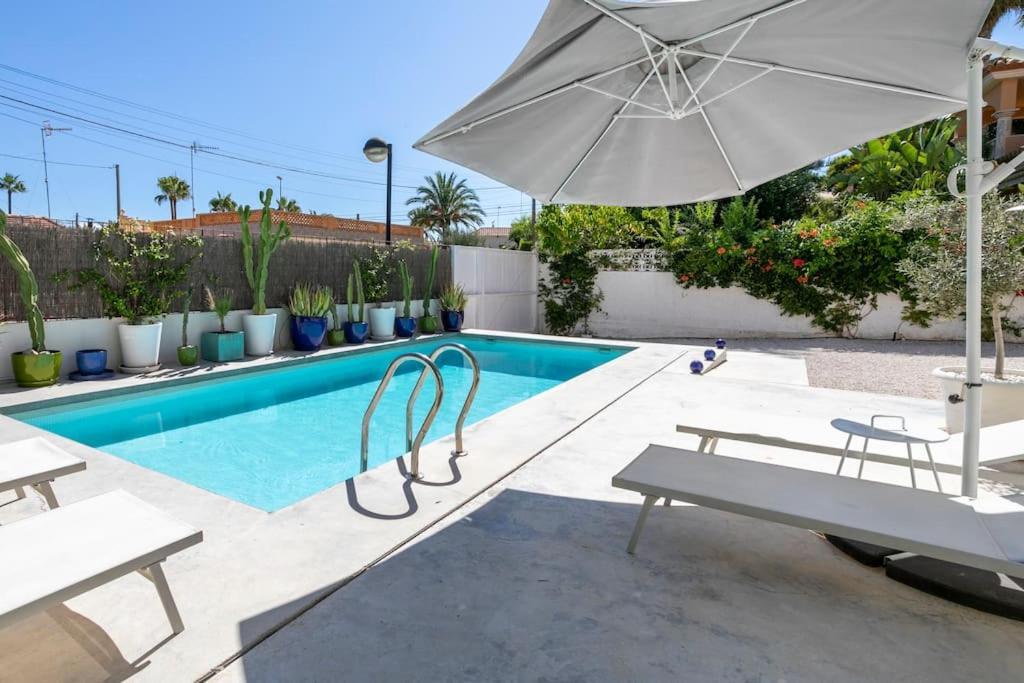 Paloma With Private Pool, Located 350m To The Sea And Tram Station! Casa de férias *