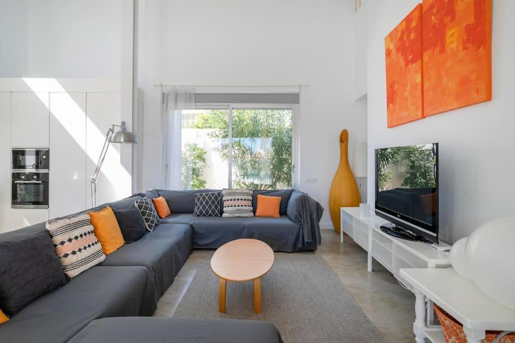 Casa de férias Paloma With Private Pool, Located 350m To The Sea And Tram Station! *