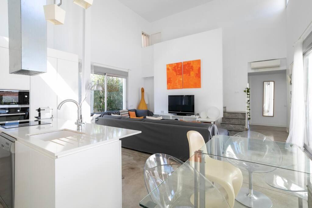Casa de férias Paloma With Private Pool, Located 350m To The Sea And Tram Station!