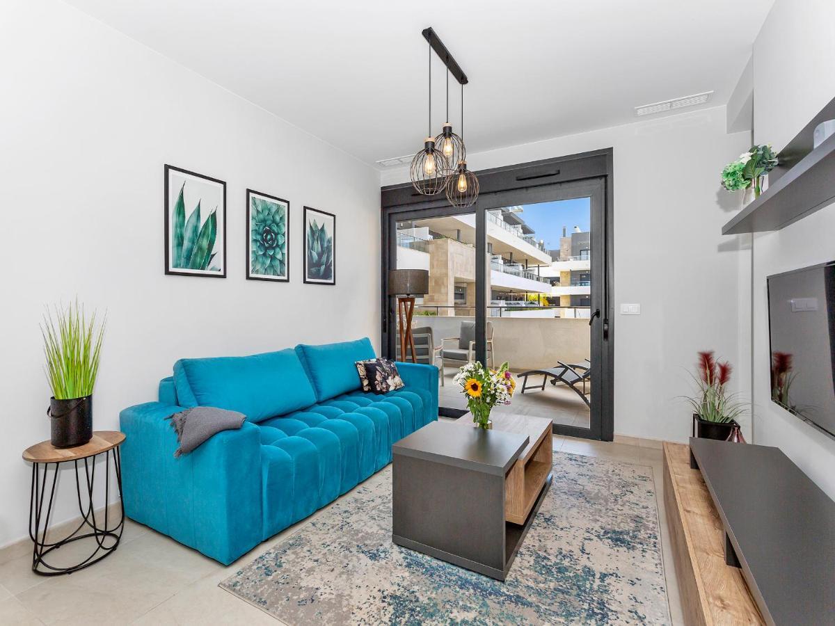 Lovely First Floor Apartment, Heating Pool ! Huoneisto