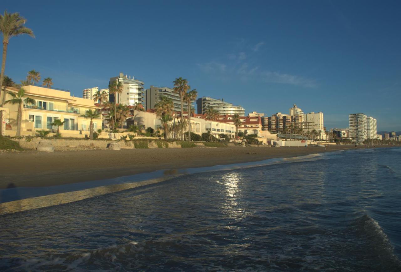Excepcional Amanecer Al Borde De Playa Y Mar, En Roquetes