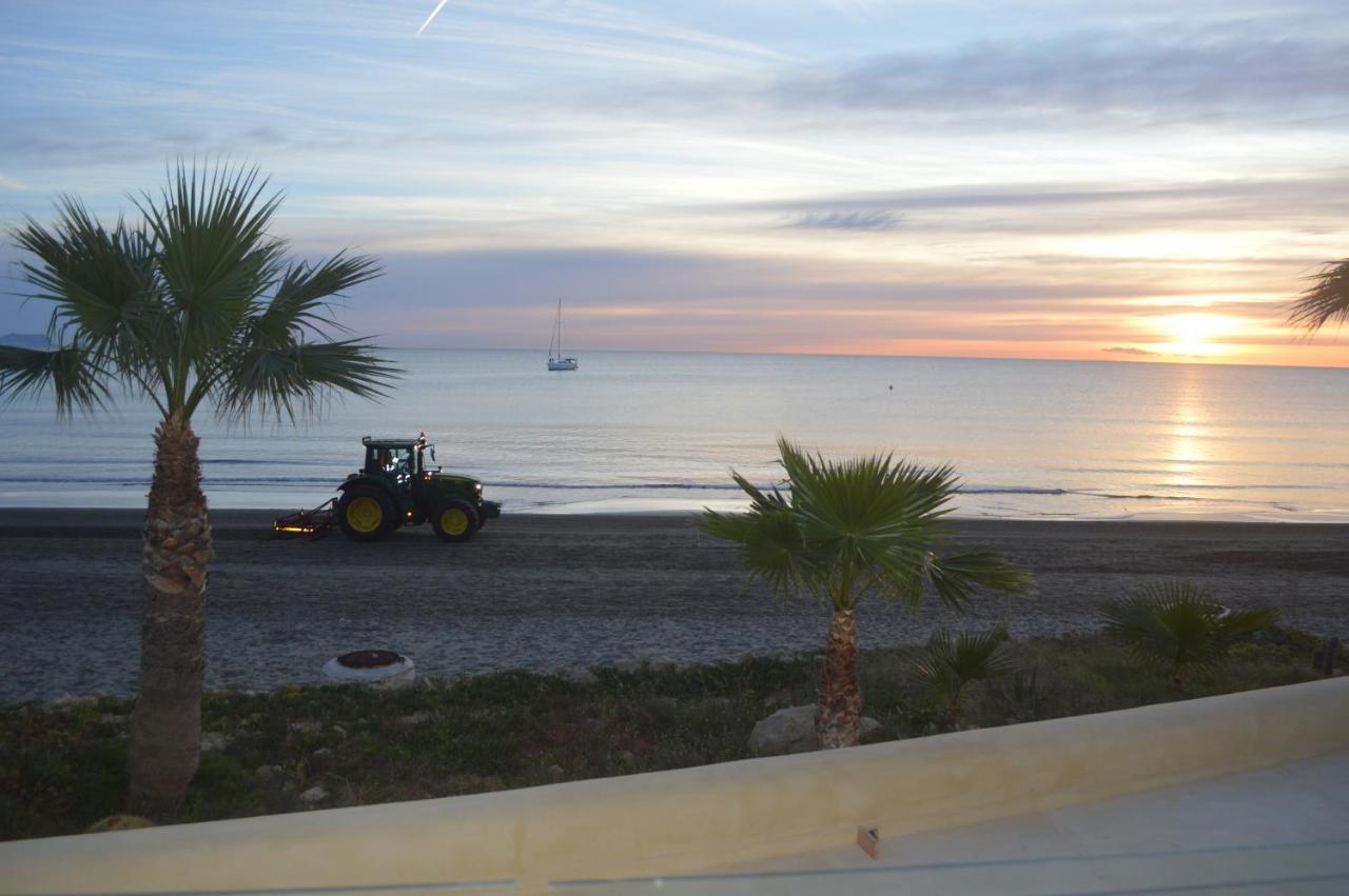 Excepcional Amanecer Al Borde De Playa Y Mar, En Roquetes Apartamento