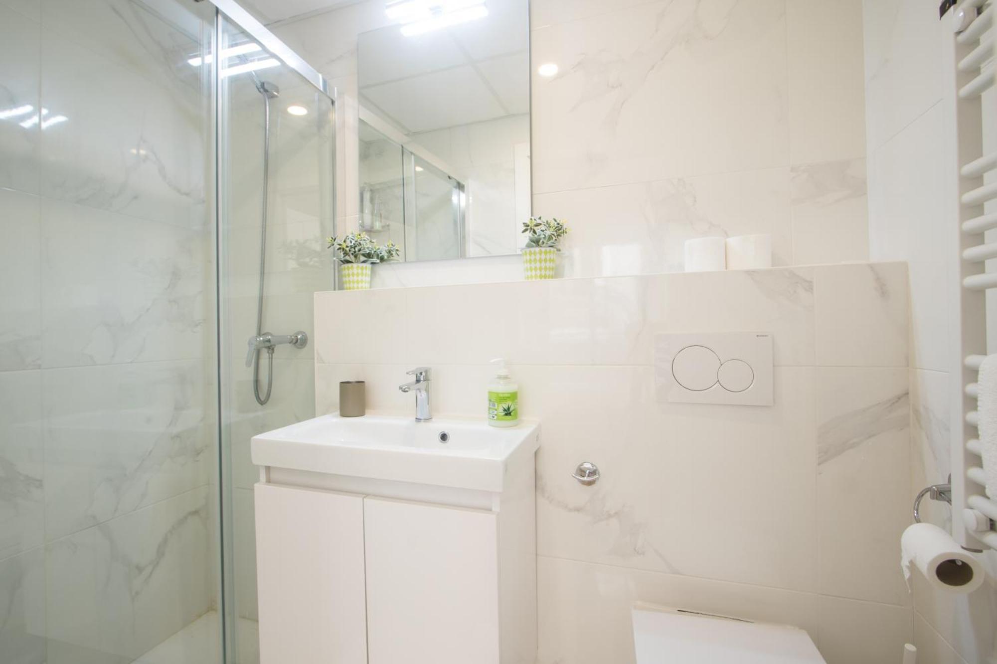 4 Bedroom/3 Baths W/ Ac In Near Beach! * Alicante