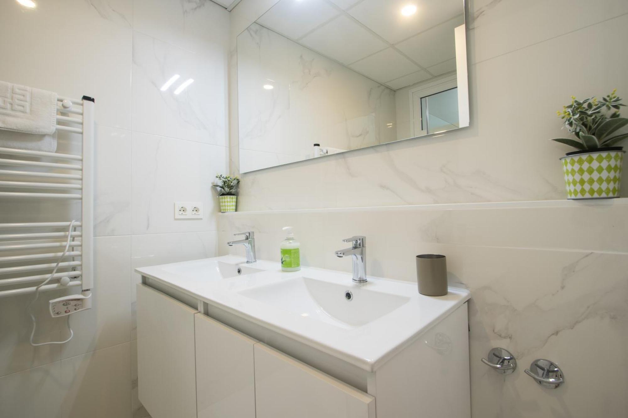 Huoneisto 4 Bedroom/3 Baths W/ Ac In Near Beach! *