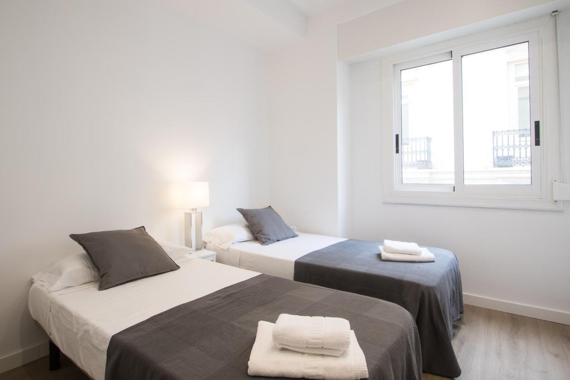4 Bedroom/3 Baths W/ Ac In Near Beach! * Alicante