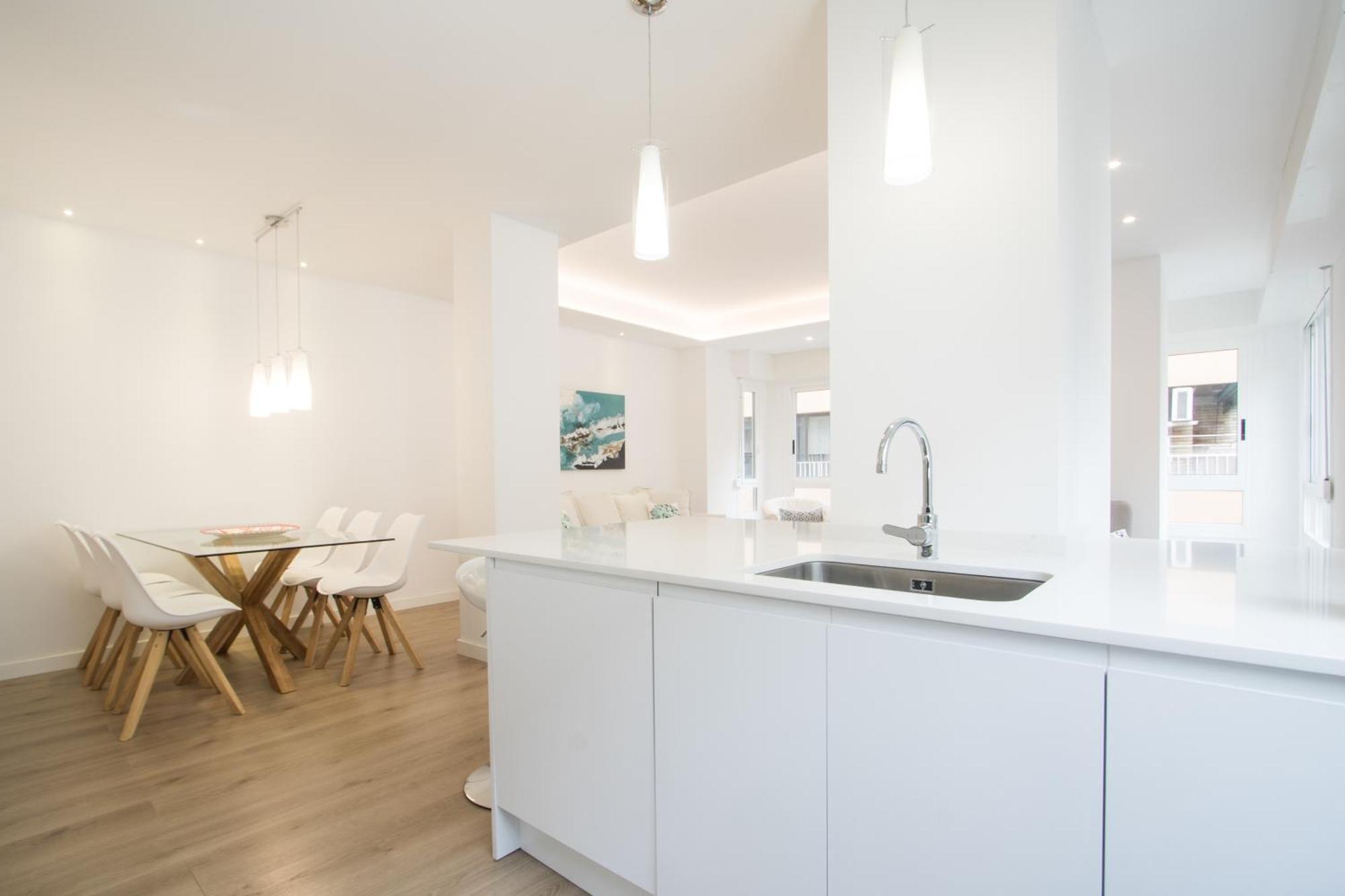 4 Bedroom/3 Baths W/ Ac In Near Beach! Huoneisto *