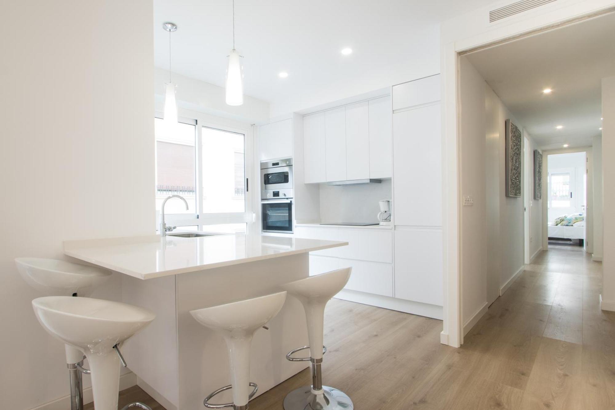 4 Bedroom/3 Baths W/ Ac In Near Beach! Huoneisto