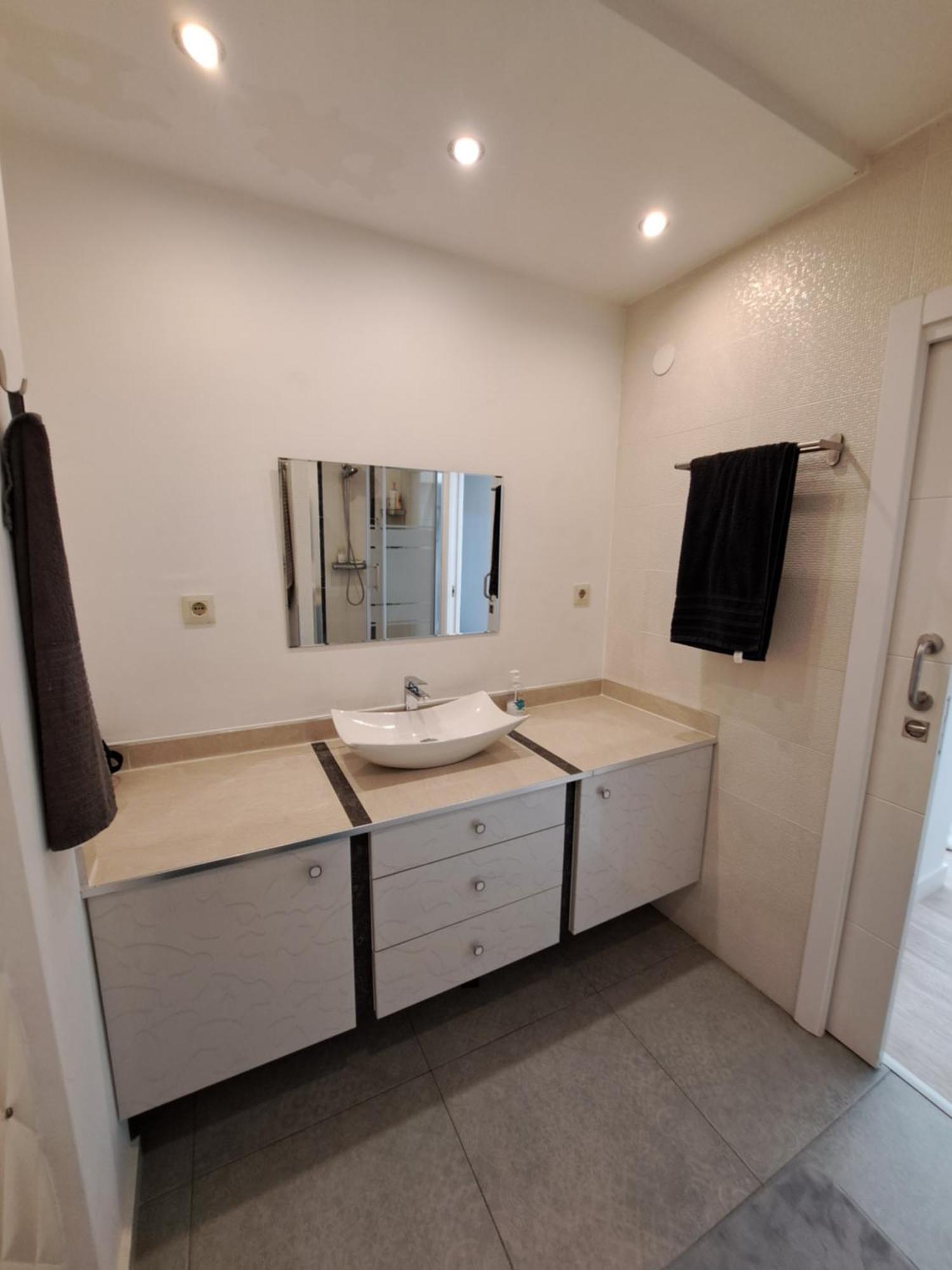Modern 2 Bedroom Corner Unit In The Heart Of Apartment *