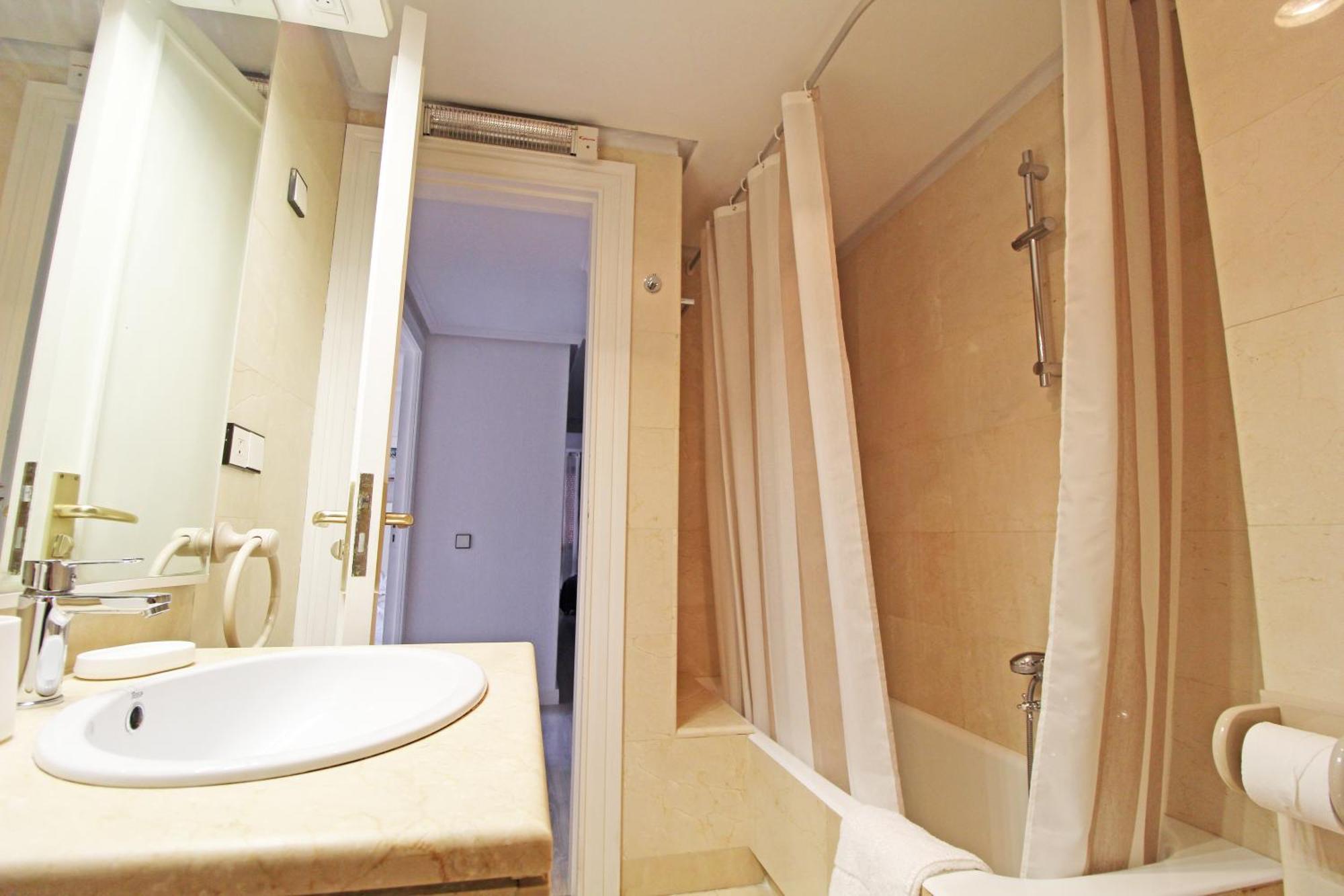 Apartment Castle Views. Terrace. Design Style. Ac. Wifi. Refurbished. Supercentric. *