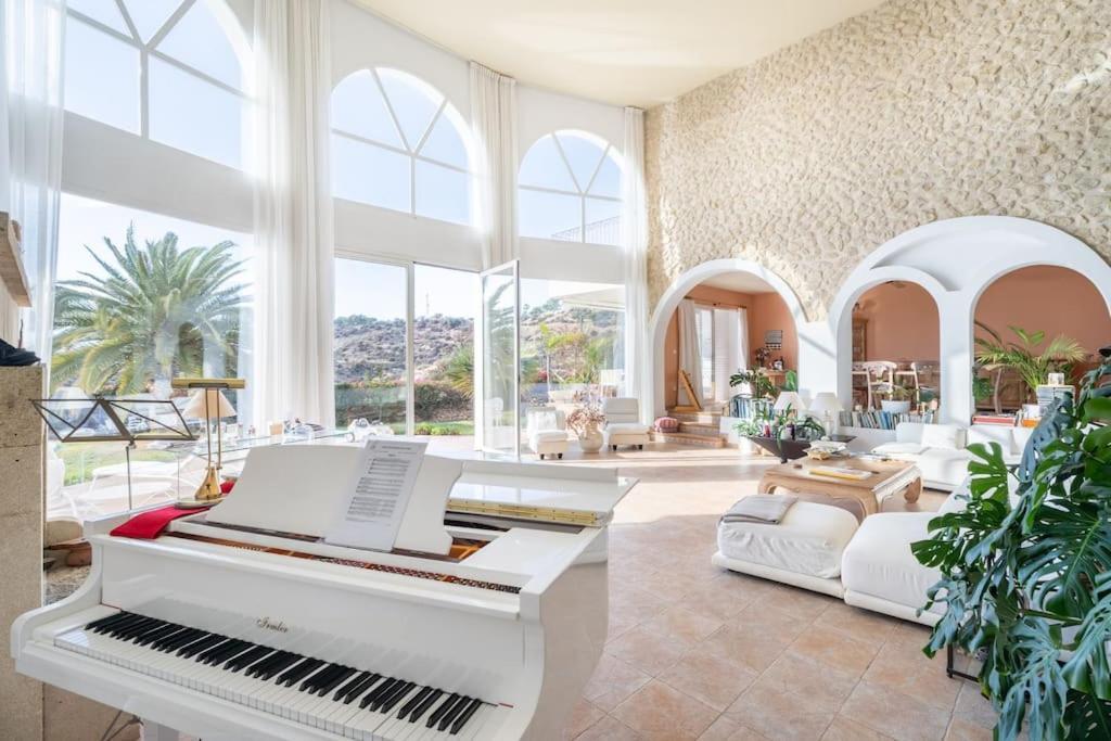 Villa Luxury With Pool And Sea View In