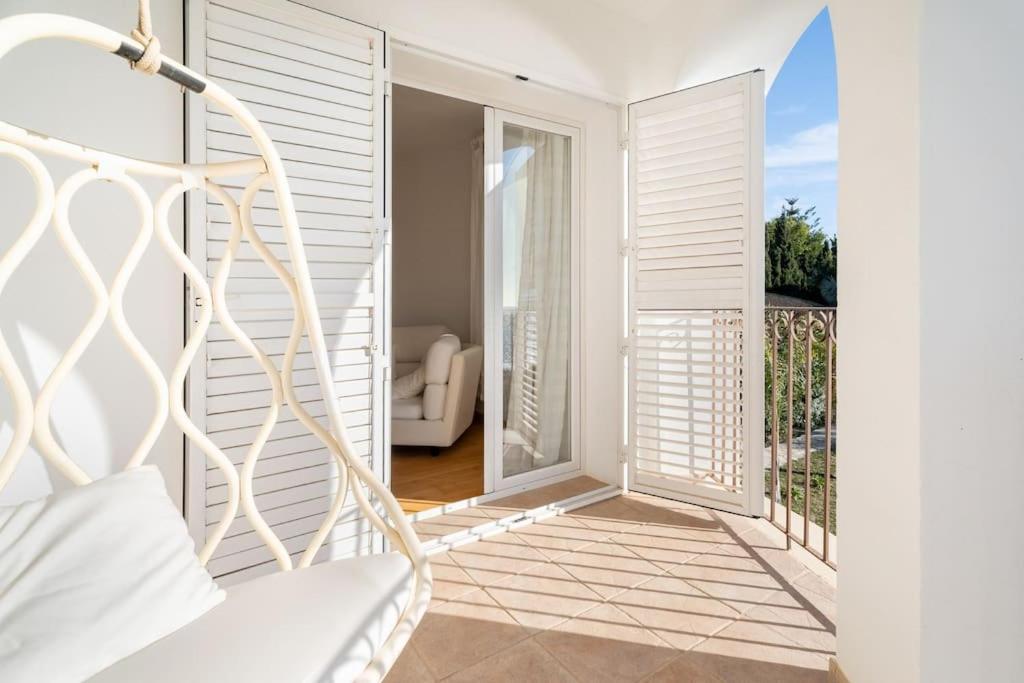 Luxury With Pool And Sea View In Villa
