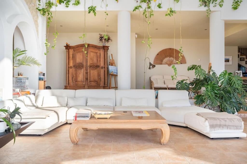 Villa Luxury With Pool And Sea View In