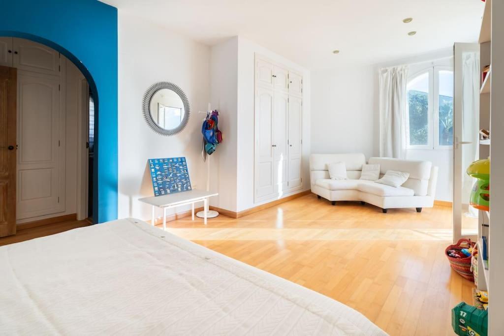 Luxury With Pool And Sea View In Alicante