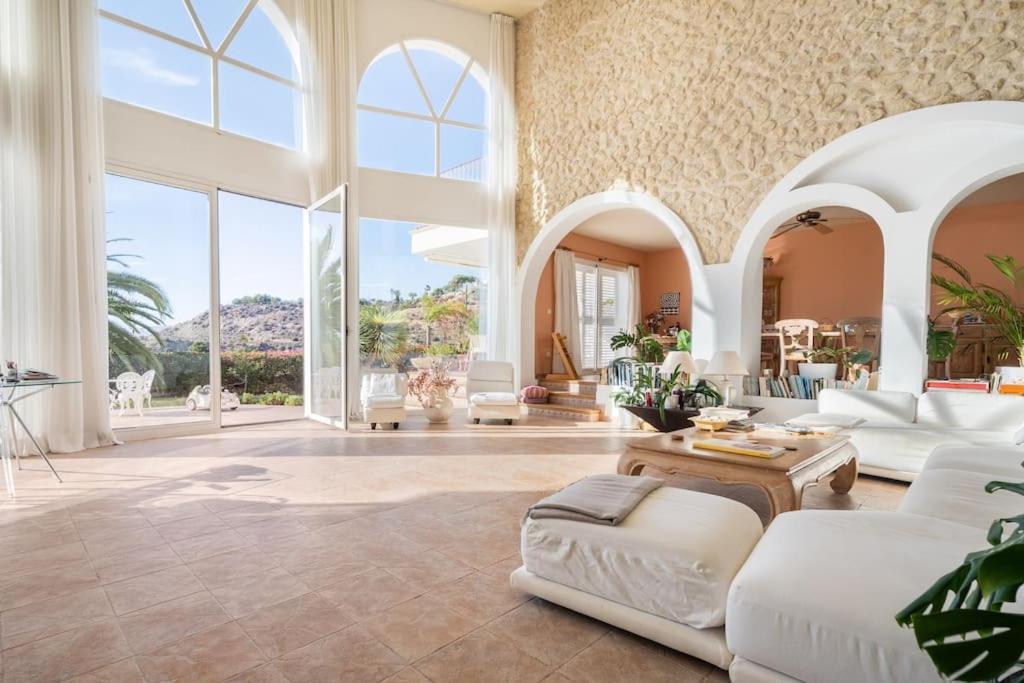 Villa Luxury With Pool And Sea View In