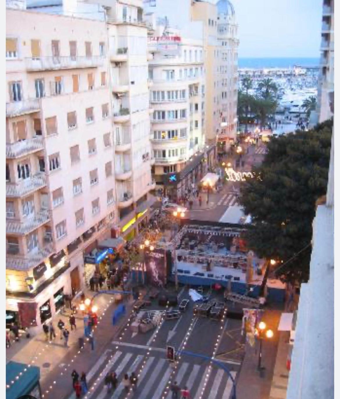 Apartamento Centrally-located, Spacious Flat At Historic Centre & Short Walk To Alicante
