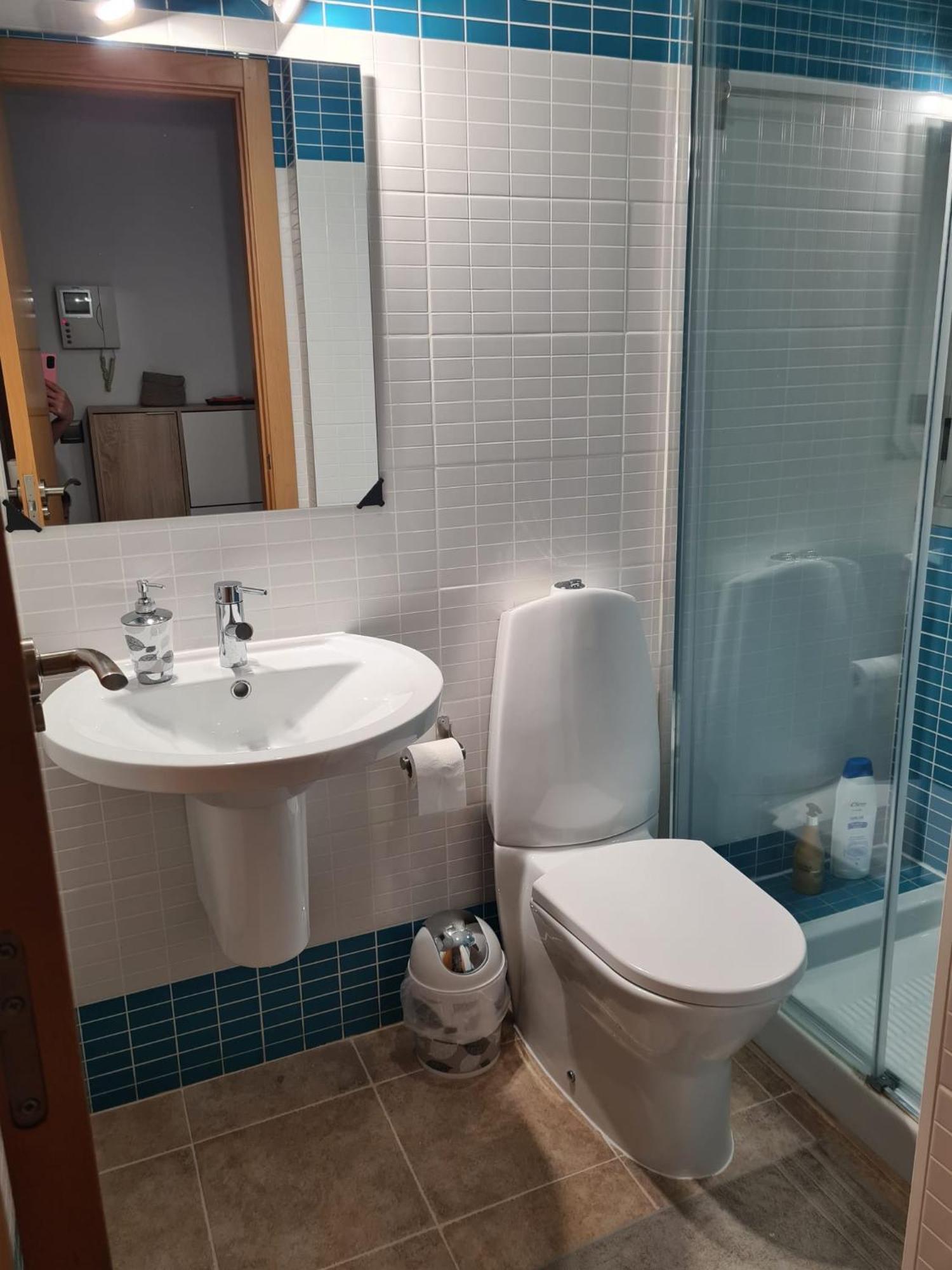 Quarto Com Banheiro Privado Em Apartamento Familiar Habitación en casa particular Alicante