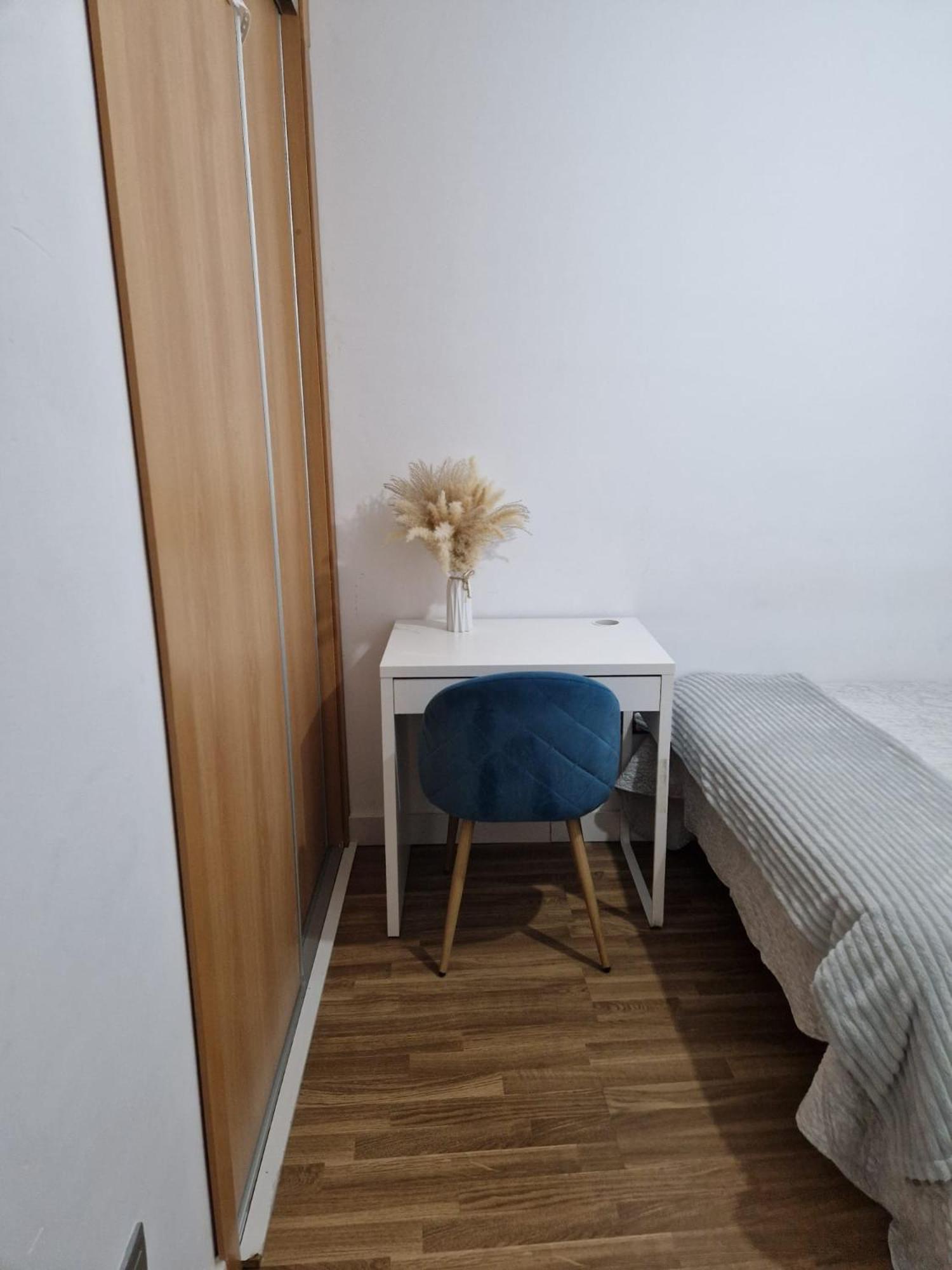 Quarto Com Banheiro Privado Em Apartamento Familiar