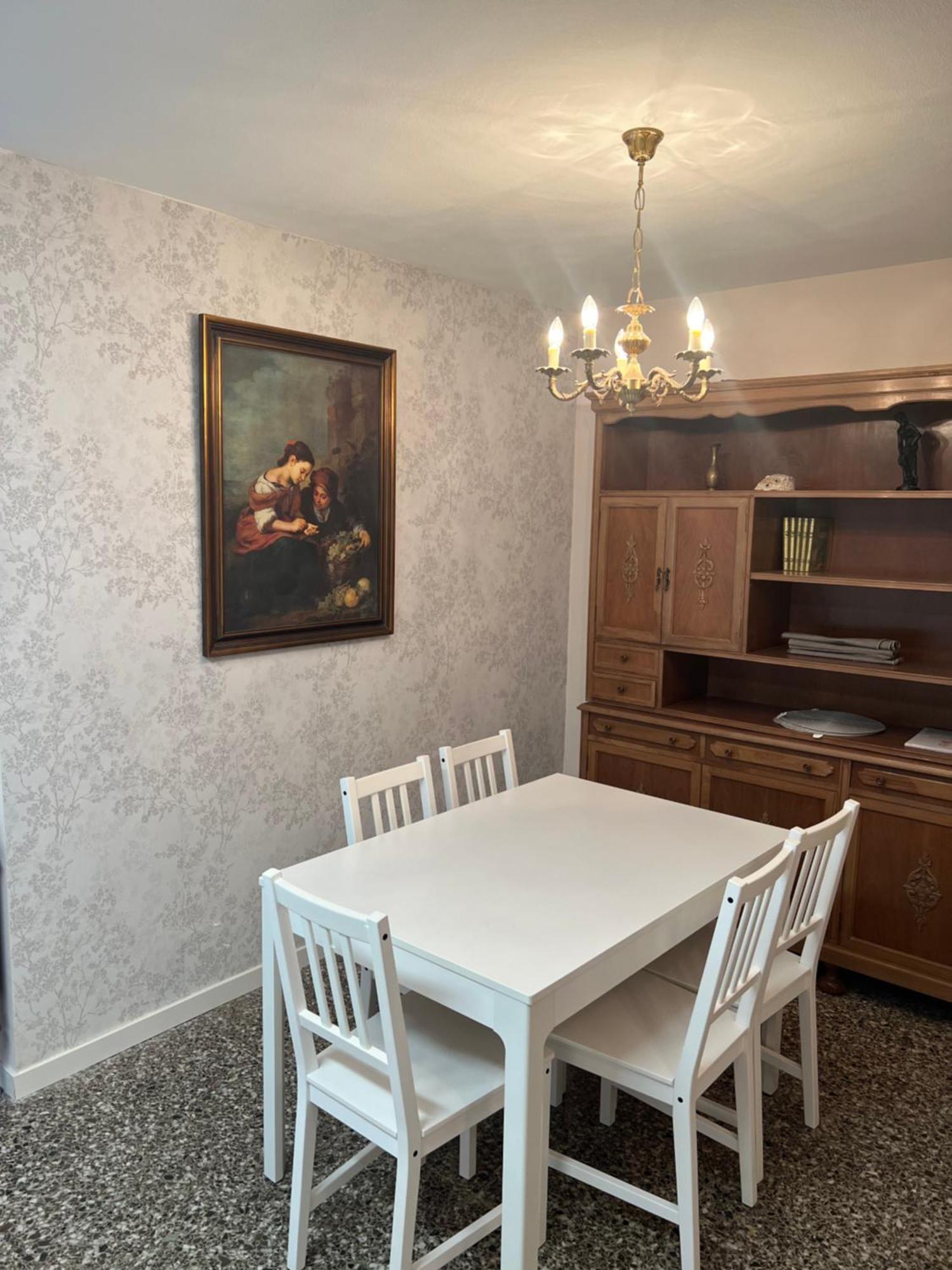 Centrally-located, Spacious Flat At Historic Centre & Short Walk To Appartement