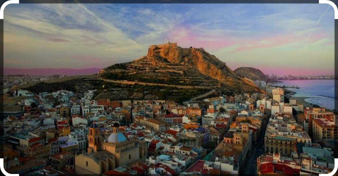 Appartement Centrally-located, Spacious Flat At Historic Centre & Short Walk To Alicante